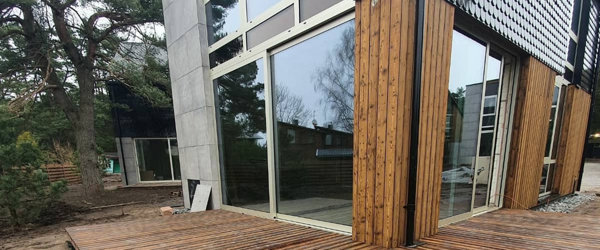 Wood vs. Composite Decking: A Comparison Guide for Improving Your Outdoor Living Space